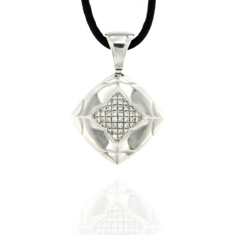 Ciondolo Vintage BVLGARI Piramide  Ciondolo in oro bianco e diamanti BVLGARI  Modello Piramide, anni 90, larghezza 3,1 cm, laccio in seta e oro bianco non di Bulgari, scatola originale  Collezione Vintage pendant sconto discount